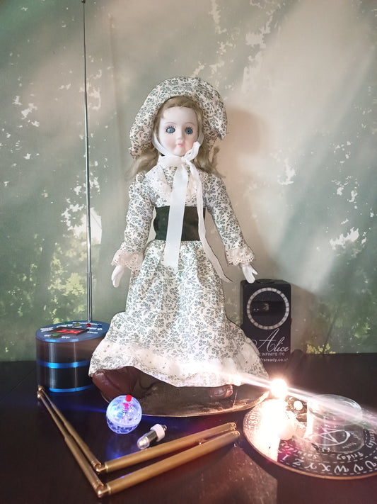 Haunted Doll mit Familiar - Ida